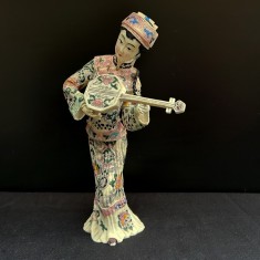 Statuetă decorativă din rășină &ndash; muziciană chineză cu lăută, China