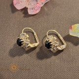 Cercei clasici placati cu aur , decor floare cu cristal zirconia negru