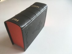 BIBLIA/ DUMNEZEEASCA SCRIPTURA 1914 EDITIE LUX FACSIMIL MARGINILE PATINATE IN ROSU, COPERTI PIELE -FILELE CUSUTE MANUAL! 1646 PAG.,FORMAT 22X17X8,5CM.