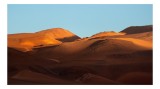 Tablou Canvas, "Umbrele aurii ale deșertului la amurg", Deșert, Dune, Apus, Nisip, Seară, Lumină, Coline, Căldură, Sereinitate, Contrast, 39 x 26 cm,
