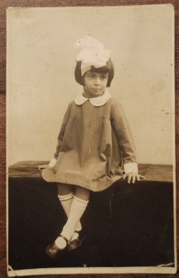 Fetita cu pampon, Romania interbelica// foto tip CP foto