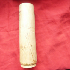 Vaza veche din bambus frumos gravata , h= 17,5cm