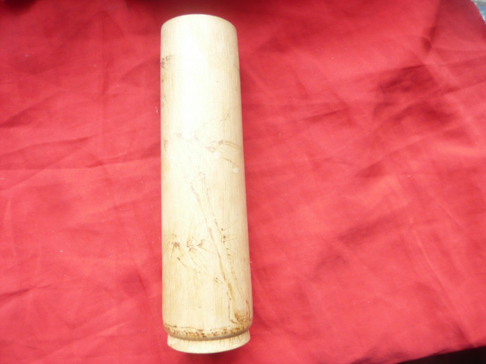 Vaza veche din bambus frumos gravata , h= 17,5cm