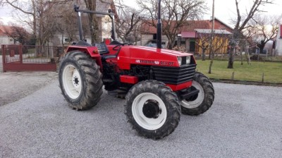 Tractor Universal 553 DT foto