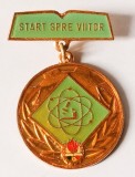 INSIGNA START SPRE VIITOR ALAMA CU EMAIL RECE DIAMETRU 30 MM IMPECABILA PIONIER PIONIERI PIONERESC ( CITITI DESCRIEREA ), Romania de la 1950