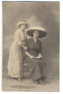 AD 1289 C. P. VECHE- TINERE IN TINUTA DE EPOCA-IN STUDIO -INGALBENITA PE SPATE foto