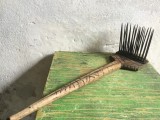 Darac vechi taranesc din lemn si metal realizat manual pentru prelucrat / scarmanat lana sau canepa prima jumatate a sec XX !
