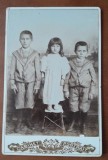 Fotografie pe carton, doi baieti si o fetita, inceput de secol XX