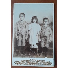 Fotografie pe carton, doi baieti si o fetita, inceput de secol XX