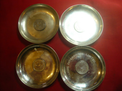 Set 4 Farfurioare suvenir metal argintat cu o moneda 1 Rupie 1949 Pakistan foto