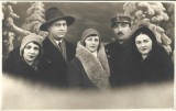 P3068N Fotografie de grup, femei, domn și ofițer rom&acirc;n, studio Foto Select Aizincovici, Iași, perioada interbelică