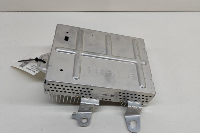 Amplificator de sunet TESLA MODEL Y 2023 OEM: 1507152-01-B 23416209
