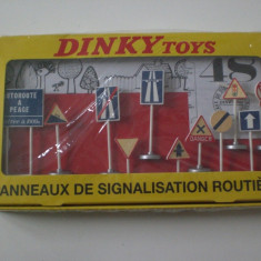 Macheta PANNEAUX DE SIGNALISATION ROUTIERE - Dinky Toys