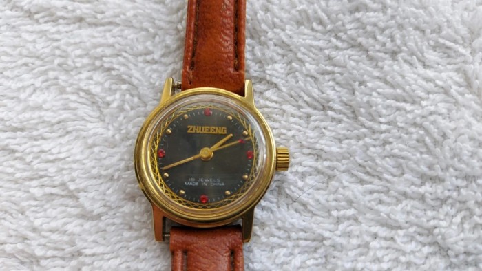CEAS ZHUFENG 19 RUBINE , DE DAMA , MECANIC , FUNCTIONEAZA FOARTE BINE .