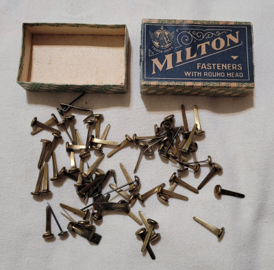 MILTON Element de fixare pt h&amp;acirc;rtie, din metal, cap rotund, in cutie anii 1940 foto