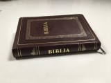 BIBLIA CORNILESCU EDITIE LUX!-MARGINILE PAG. AURITE,CU FERMOAR,INDEX AL CARTILOR