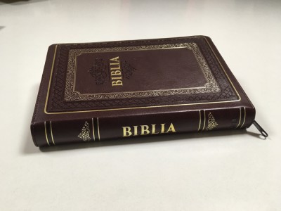 BIBLIA CORNILESCU EDITIE LUX!-MARGINILE PAG. AURITE,CU FERMOAR,INDEX AL CARTILOR foto