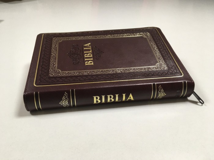 BIBLIA CORNILESCU EDITIE LUX!-MARGINILE PAG. AURITE,CU FERMOAR,INDEX AL CARTILOR