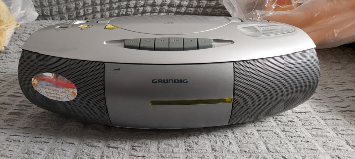 CD RADIO CASETOFON GRUNDIG RRCD 1300 , FUNCTIONEAZA DOAR RADIO !