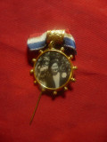 Insigna veche in onoarea Reginei Olandei -metal ,panglica , fotografie ,d=2,3cm