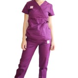 Cumpara ieftin Set Costum Medical Complet Dama, Mov: Scrub, Saboti si 6 Stickere