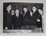 OFICIALI ROMANI IN VIZITA LA MANUFACTURA MULLARD , SOUTHAMPTON , IANUARIE , 1965