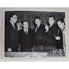 OFICIALI ROMANI IN VIZITA LA MANUFACTURA MULLARD , SOUTHAMPTON , IANUARIE , 1965