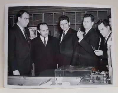 OFICIALI ROMANI IN VIZITA LA MANUFACTURA MULLARD , SOUTHAMPTON , IANUARIE , 1965 foto