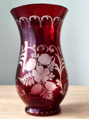 Vaza vintage din sticla rubin gravata, Bohemia