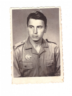 Foto mica militar cu distinctia Militar de frunte si insigna Polisportiv foto
