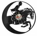 Ceas de perete decorativ realizat din disc de vinil, Model Calarie Cal de Rasa Calaret Saritura Hipism, Negru, 30 cm