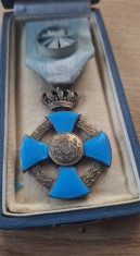 Ordinul Serviciul Credincios in grad de Ofițer, argint aurit cu marcaje pe inel, cu panglica originala , cutia si brevetul aferente.