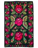 Covor vintage din l&acirc;nă 120&times;186 cm, țesut la război, model trandafiri pe fond negru &ndash; stil rom&acirc;no-moldovenesc tip basarabean
