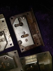 broaste/incuietori vechi fara cheie in stare conform foto pentru Sifoniere Scrinuri Sertare,Dulapuri Birouri,nu s a testat functionalitatea lor