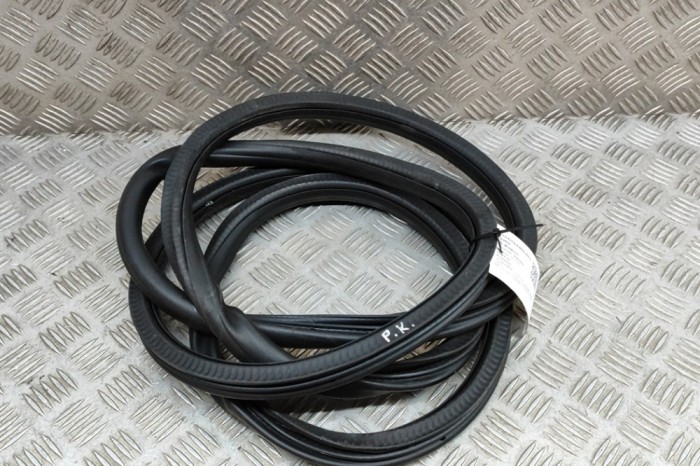 Garnitura ușă st&acirc;nga față PORSCHE CAYENNE 92A 2015 OEM: 7P0867365H,7P0.867.365.H | 22448979