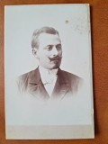 Fotografie portret barbat cu mustata, pe carton, sfarsit de secol XIX