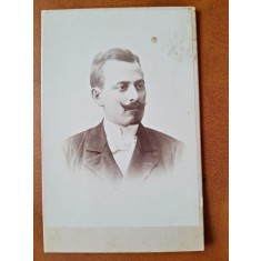 Fotografie portret barbat cu mustata, pe carton, sfarsit de secol XIX