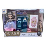 Set Papusa Bucatarie Sweet Baby cu Accesorii: Masa, Scaun, Frigider, Dulap, Papusa cu Rochita Voal si Par Gri
