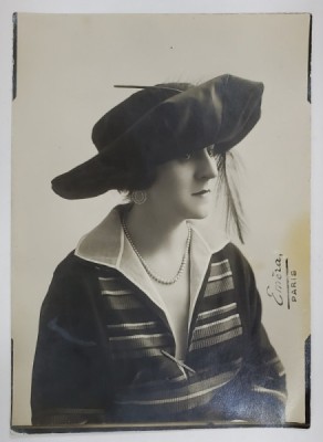 STUDIO EMERA PARIS , DOAMNA CU PALARIE , FOTOGRAFIE , CCA. 1900 foto