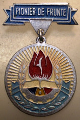 I.516 INSIGNA ROMANIA PIONIERI DISTINS CU TITLUL PIONIER DE FRUNTE 28mm ALUMINIU foto