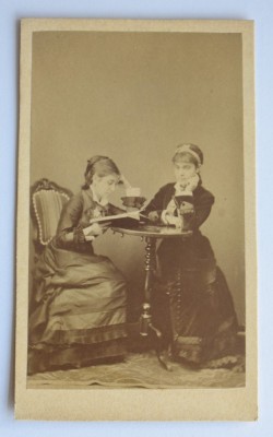 CDV Atelier Romania 1860-1870 doua fete la masa foto
