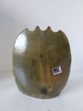 Vază ceramică decorativă handmade Pigsty Pottery UK, design modern organic, glazură verde și albastru, 19 cm &icirc;nălțime, cu etichetă și marcaj