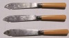 Lot de 3 cutite superbe vechi pentru prajitura & tort (cofetarie) / manere din os / inele cu multiple marcaje / L cuțit: 20,50 cm / Stare foarte buna