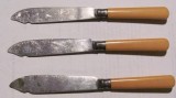 Cumpara ieftin Lot de 3 cutite superbe vechi pentru prajitura &amp; tort (cofetarie) / manere din os / inele cu multiple marcaje / L cuțit: 20,50 cm / Stare foarte buna