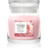 Yankee Candle Fresh Cut Roses lum&acirc;nare parfumată Signature 110 g