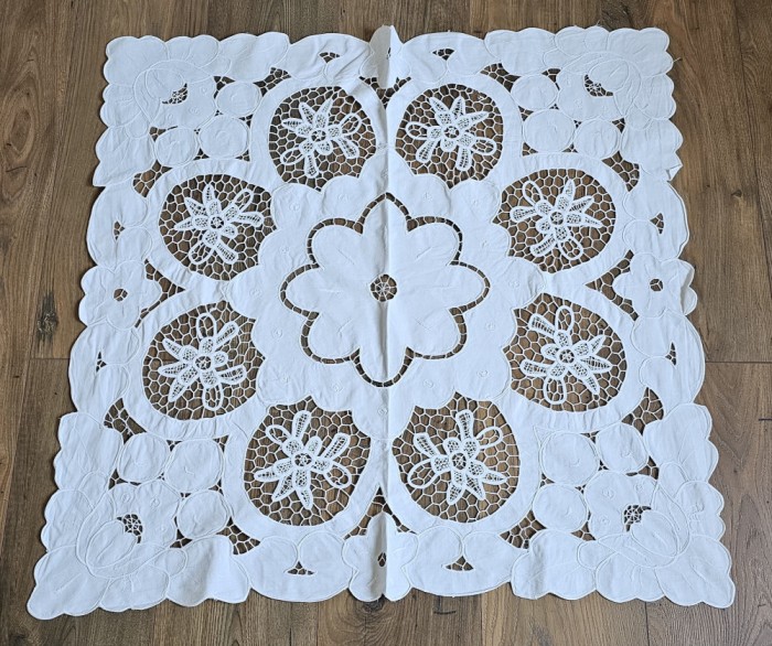 FATA DE MASA VINTAGE DIN BUMBAC CU MODEL PANGLICI, BRIDE SI BRODERIE SPARTA