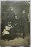 Fotografie tip carte postala, bunica cu nepotii, perioada interbelica