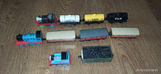 Set 2 trenulete Thomas si prietenii din plastic de colectie Dimensiuni: 8-9cm foto