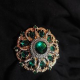 Brosa vintage cu multiple pietre multifatetate verde translucid,Brosa frumoasa