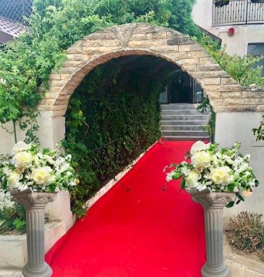 Inchiriere Coloane Romane cu Aranjamente Florale , Eleganta pentru Evenimentul Tau foto